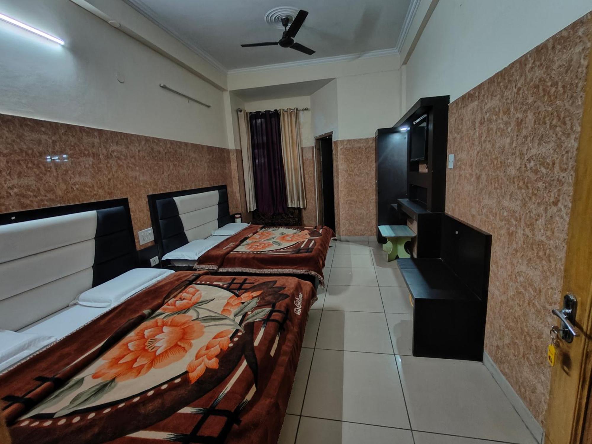 Aashirwad Hotel カトラ エクステリア 写真